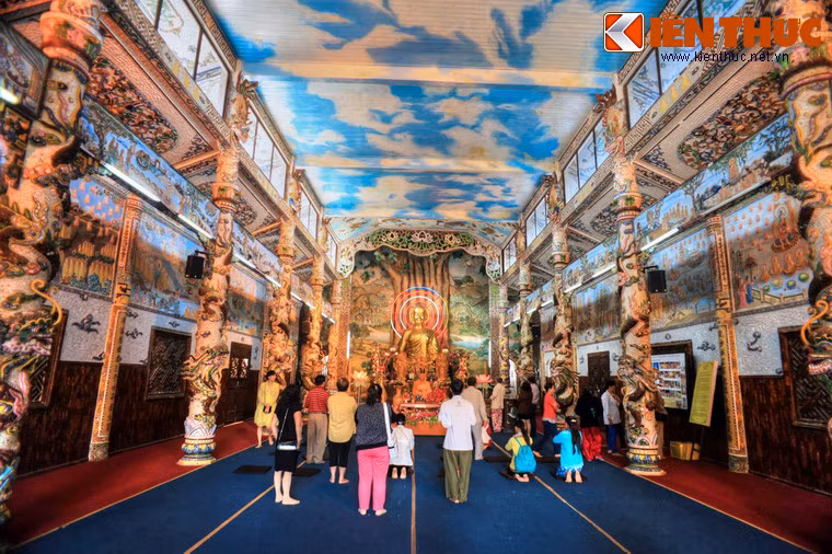 Trong chính điện có hai hàng cột rồng khảm sành, bên trên là nhiều bức phù điêu khảm sành giới thiệu về lịch sử Phật Thích Ca và những điển tích trong các kinh Pháp hoa, kinh A di đà.