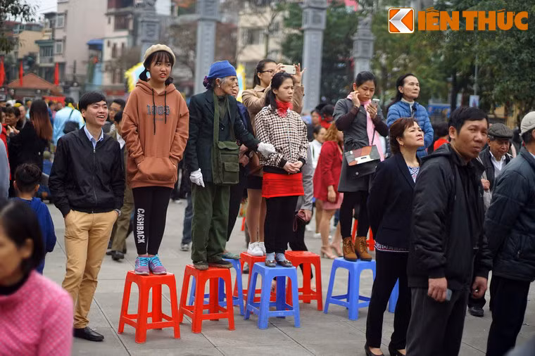 Nhiều người cố tìm những vị trí cao để có thể quan sát sân khấu một cách dễ dàng hơn.