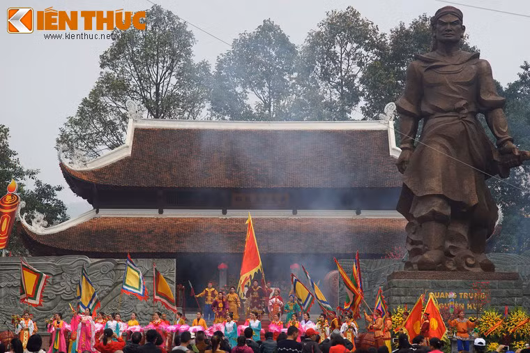 Buổi lễ có sự tham gia của nhiều lãnh đạo cơ quan Nhà nước, dẫn đầu là Thủ tướng Nguyễn Xuân Phúc, ngoài ra còn có các Ủy viên Bộ Chính trị, Thành viên Thường trực Ban Bí thư, Chủ nhiệm Ủy ban Kiểm tra Trung ương Trần Quốc Vượng; Ủy viên Bộ Chính trị, Bí thư Thành ủy Hà Nội Hoàng Trung Hải, Phó Chủ tịch Quốc hội Uông Chu Lưu cùng đại diện lãnh đạo các Bộ, ban, ngành, một số địa phương và TP Hà Nội.