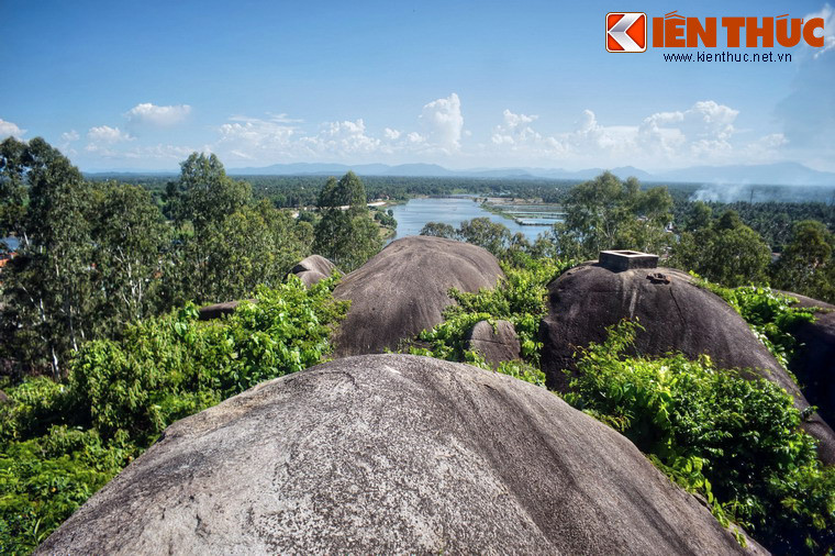 2. Tọa lạc tại xã Nghĩa Phú, huyện Tư Nghĩa, núi Phú Thọ và Cổ Lũy cô thôn là hai danh thắng nổi tiếng từ xưa của Quảng Ngãi. Trong quần thể danh thắng này, núi Phú Thọ cao chừng 60 m so với mực nước biển, án ngữ cửa Đại như một đồn lũy thiên nhiên.