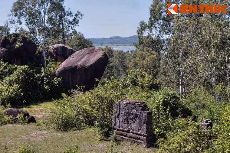 Có thể nói núi Phú Thọ và Cổ Lũy cô thôn là một cảnh đẹp hiếm thấy, hội đủ các yếu tố sông biển, núi non và làng mạc. Địa danh này đã được coi là một trong mười hai danh thắng của vùng đất Quảng Ngãi, là nguồn cảm hứng vô tận cho nhiều tao nhân mặc khách hàng thế kỷ trước...