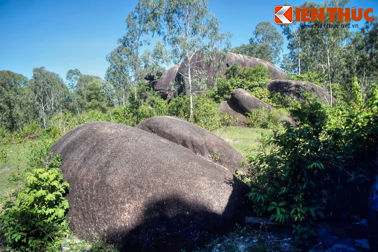 Ngọn núi này sở hữu một quần thể đá granít màu xám đủ hình thù kỳ lạ, tạo thành nhiều hang hốc, được người dân đặt cho những cái tên như hòn Chuông, hòn Trống, chùa Hang, hang Xeo Quẹo... Vào thời xa xưa, núi Phú Thọ từng tồn tại các tòa thành cổ của người Chăm.