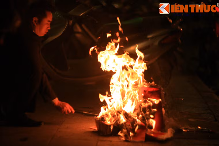 Người dân đốt vàng mã vào đêm Giao thừa ở Hà Nội.