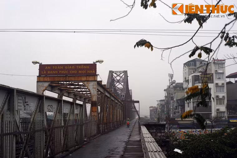 Cầu Long Biên là một điểm đi dạo và ngắm pháo hoa khá lý tưởng vào đêm Giao thừa. Đây là khung cảnh trên cây cầu lịch sử này sáng Mồng 1.