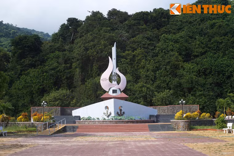 Vào thập niên 1960, Vũng Rô là một trong những bến quan trọng của Đường Hồ Chí Minh trên biển, nơi tiếp nhận vũ khí do những con tàu Không số vận chuyển từ miền Bắc chi viện cho chiến trường miền Nam Trung bộ và Tây nguyên. Ảnh: Đài tưởng niệm trong khu di tích Tàu Không số Vũng Rô.