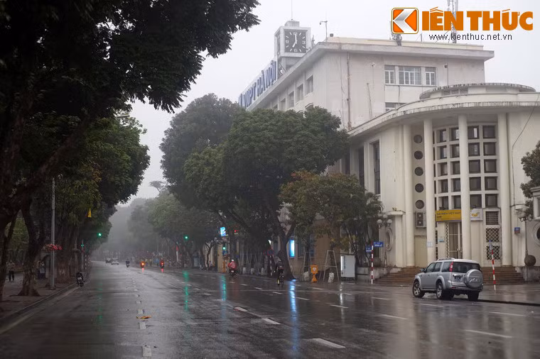 Hồ Gươm là "trái tim" của Hà Nội đêm Giao thừa với hàng vạn người đổ về để đón những thời khắc đầu tiên của năm mới. Vào sáng Mồng 1, khung cảnh khá vắng lặng.