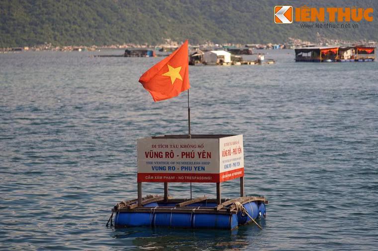 Sáng hôm sau tàu bị địch phát hiện, các thủy thủ cùng với các đội du kích địa phương buộc phải chiến đấu, đồng thời cho điểm hỏa để phá tàu, đảm bảo bí mật, an toàn cho Đường Hồ Chí Minh trên biển. Ảnh: Phao đánh dấu khu vực bến tàu Không số ở Vũng Rô.