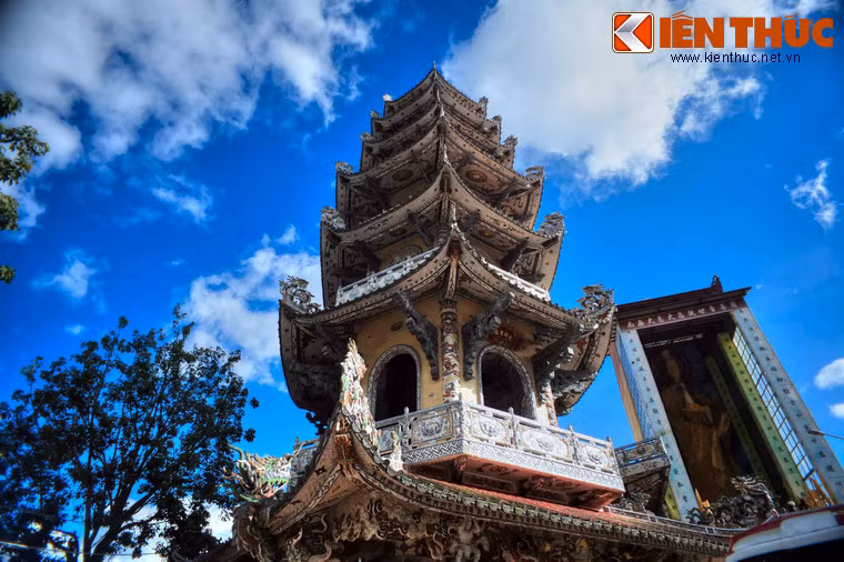 Với nét kiến trúc "không đụng hàng" cùng cảnh quan thơ mộng xung quanh, từ nhiều năm này chùa Linh Phước đã trở thành điểm đến không thể bỏ qua của du khách ở xứ sỡ ngàn hoa Đà Lạt.