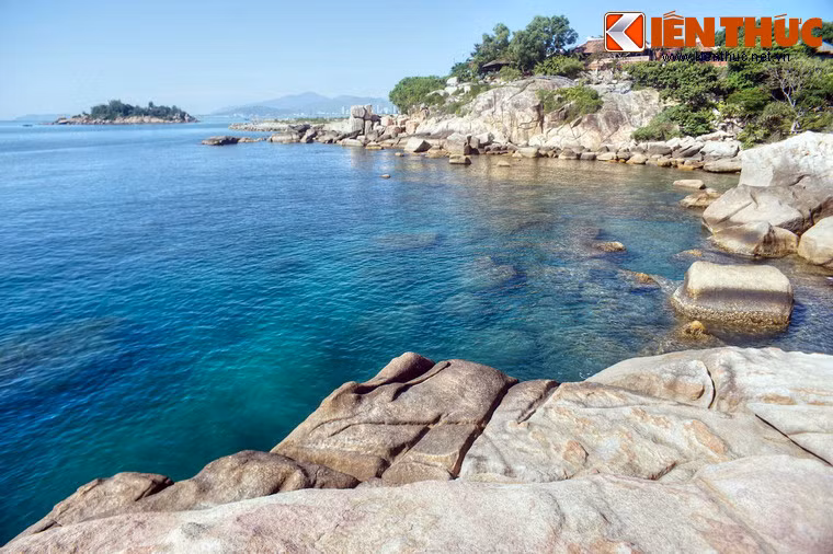 Nhìn về phía Nam là đảo Hòn Đỏ và khu vực trung tâm thành phố thấp thoáng phía xa.