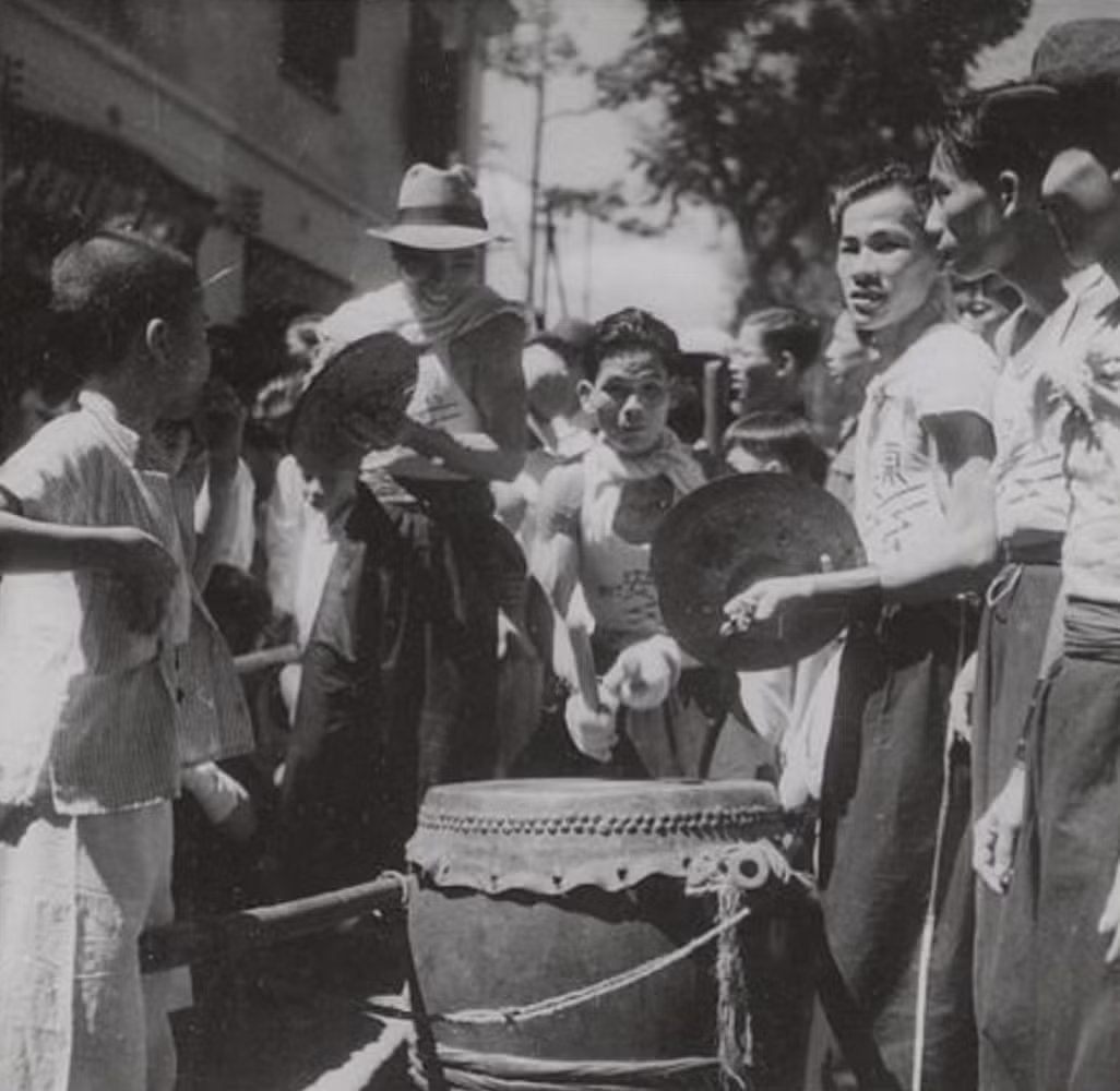 Các thanh niên đánh trống khua chiêng tạo không khí lễ hội. Ảnh tư liệu.