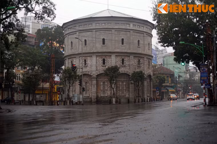 Tháp nước Hàng Đậu ở đầu phố Hàng Đậu.