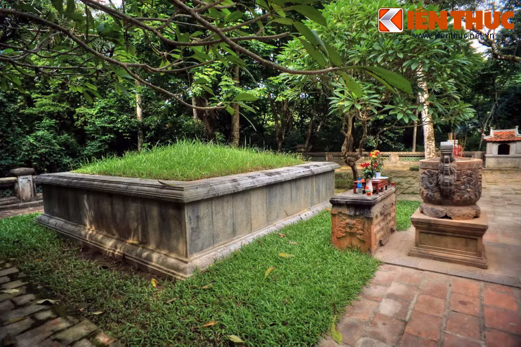 Trung tâm khu lăng mộ mà mộ phần vua Lê Thái Tổ. Công trình có hình vuông, mỗi cạnh là 4,43m x 4,46m, cao 1m, xây bằng gạch vồn xếp khít mạch và không trát. Mặt trên mộ để cỏ mọc chứ không lợp thành mái. Trong đợt trùng tu năm 1995, mộ được ốp thêm đá bên ngoài.