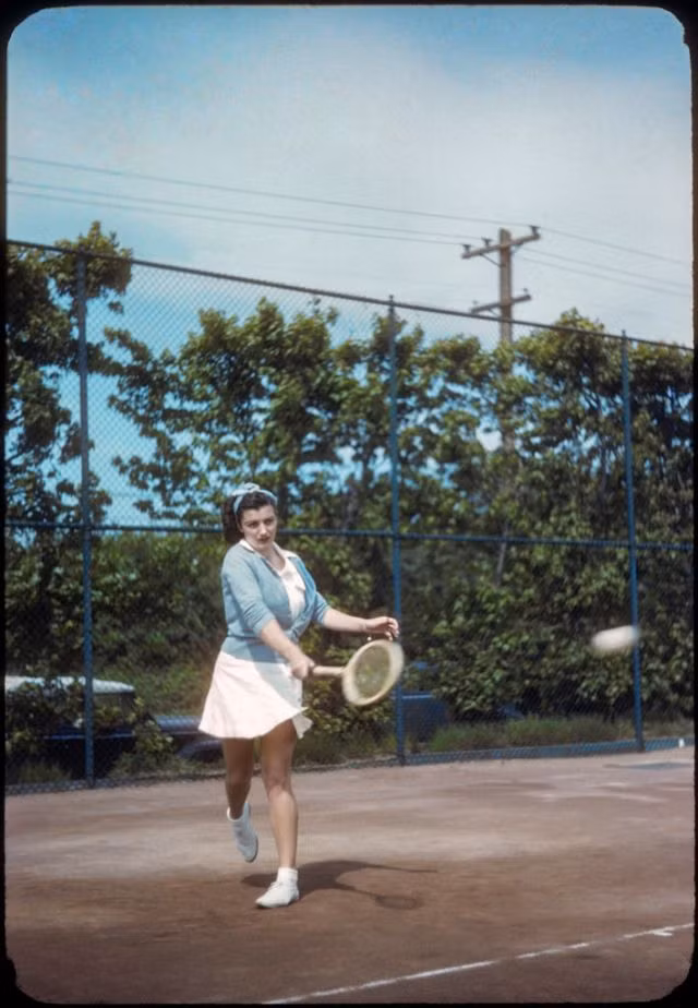 Người đẹp trên sân quần vợt. Ảnh: Bousquairol's Gallery.