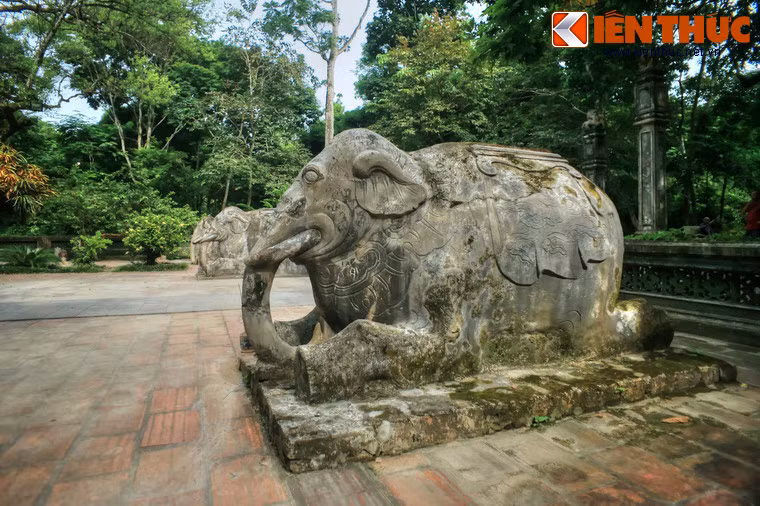 Vào năm 1933, nhân dân địa phương cung tiến thêm hai cặp voi chầu đắp bằng gạch và vôi vữa.