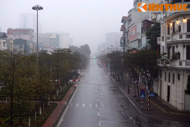 Tràn ngập người và xe trong đêm Giao thừa, đường Nguyễn Chí Thanh bình yên lạ thường vào buổi sáng Mồng 1. Tòa nhà Lotte cao thứ hai Hà Nội đã "biến mất" trong màn mưa phùn.