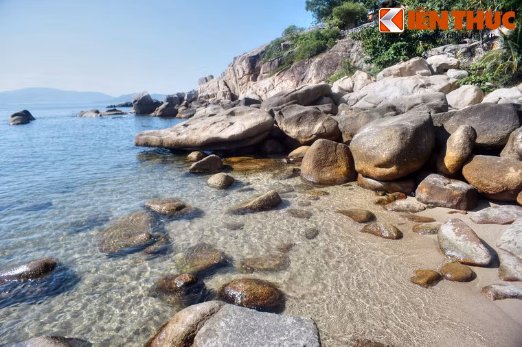 Đây là một bãi đá có diện tích khá rộng, bao gồm nhiều tảng đá lớn nằm chồng lên nhau bên bờ biển dưới chân đồi La San.