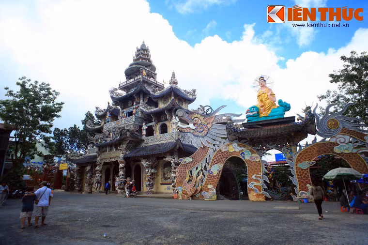 Chùa Linh Phước tọa lạc tại số 120 Tự Phước, khu Trại Mát, cách trung tâm thành phố Đà Lạt 8 km, trên quốc lộ 20. Chùa còn được gọi là Chùa Ve Chai vì trong sân chùa có con rồng dài 49 m được làm bằng 12.000 vỏ chai lọ.