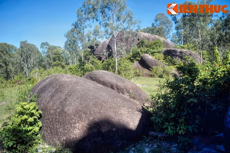 Ngọn núi này sở hữu một quần thể đá granít màu xám đủ hình thù kỳ lạ, tạo thành nhiều hang hốc, được người dân đặt cho những cái tên như hòn Chuông, hòn Trống, chùa Hang, hang Xeo Quẹo...