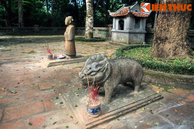 Về hình thức, các bức tượng đều bằng đá và được chạm khắc mềm mại, đơn giản.