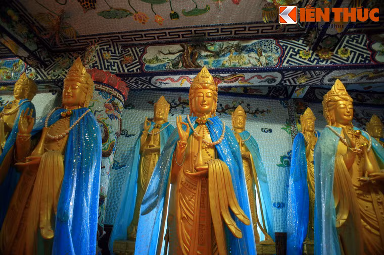 Nét đặc biệt của chùa là rất hầu hết các công trình kiến trúc đều được khảm sành sứ rực rỡ. Vì sự độc đáo này, chùa Linh Phước đã trở thành một điểm đến nổi tiếng của thành phố Đà Lạt.