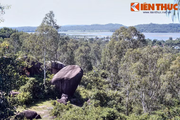 Trải qua nhiều cuộc bể dâu, dấu tích các tòa thành Chăm cổ hầu như không còn lại gì.