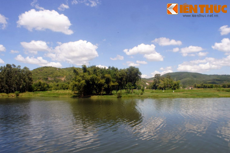 Nằm khu vực hạ lưu Sông Cái thuộc địa phận thôn An Thổ, xã An Dân, huyện Tuy An, tỉnh Phú Yên, thành An Thổ là một di tích lịch sử quan trọng của triều Nguyễn. Tòa thành này cũng chính là nơi sinh đồng chí Trần Phú - Tổng bí thư đầu tiên của Đảng Cộng sản Việt Nam.