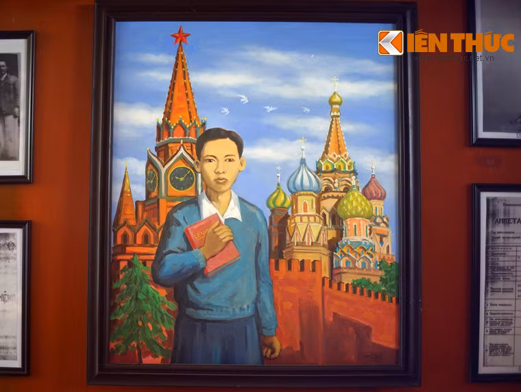 Tầng 2 là khu vực trưng bày hiện vật, tài liệu, hình ảnh về cuộc đời chiến đấu kiên cường, bất khuất của cố Tổng bí thư Trần Phú.