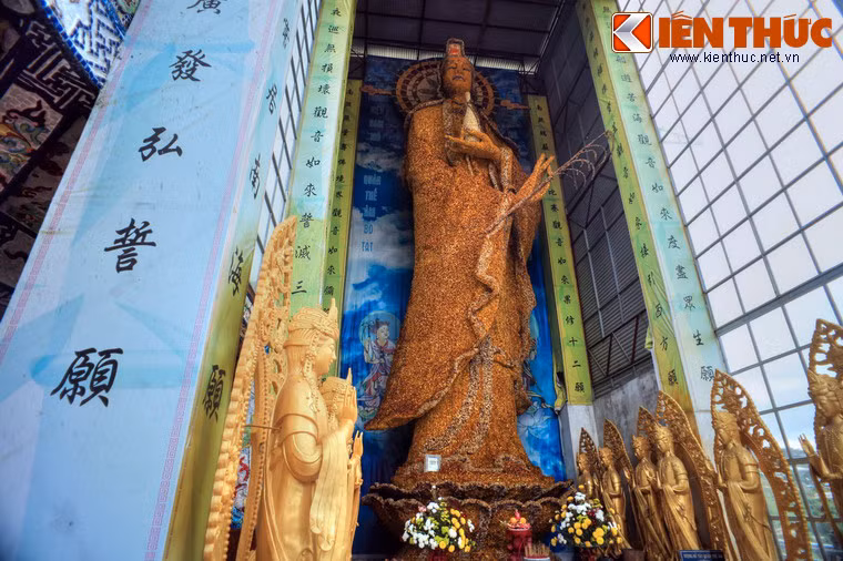 Bên trái Linh Tháp là nơi đặt Tượng Bồ tát Quán Thế Âm làm bằng 600.000 bông hoa bất tử.
