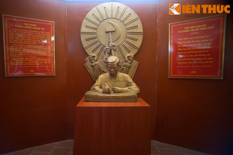 Các khu vực trưng bày tái hiện cuộc đời và sự nghiệp cách mạng của đồng chí Trần Phú, mà đóng góp tiêu biểu của ông là bản Luận cương chính trị tại Hội nghị Trung ương lần thứ nhất (tháng 10/1930). Chính tại hội nghị này, đồng chí Trần Phú được bầu làm Tổng bí thư.