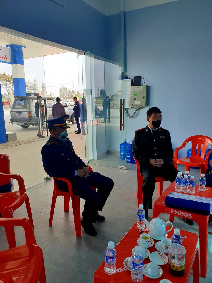 Ban xang lan nuoc, cay xang Binh Xuyen o Hai Duong bi xu phat the nao?-Hinh-7