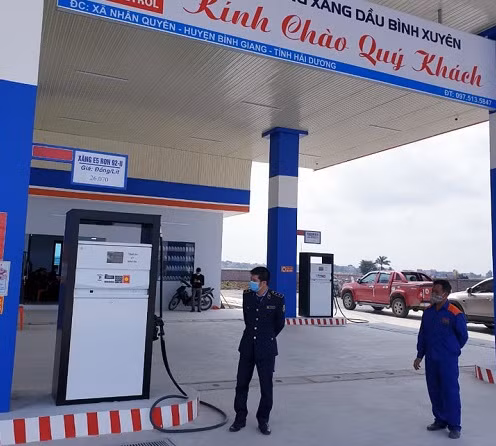 Ban xang lan nuoc, cay xang Binh Xuyen o Hai Duong bi xu phat the nao?