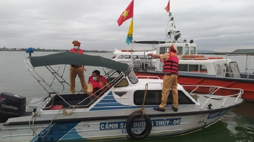 Trước đó, sau khi xảy ra vụ chìm ca nô 17 người chết, trao đổi với báo chí, Thiếu tướng Nguyễn Đức Dũng, Giám đốc Công an tỉnh Quảng Nam cho biết, qua kiểm tra, cơ quan chức năng xác định người điều khiển ca nô gặp nạn trên biển Cửa Đại là ông Lê Sen (52 tuổi, ngụ phường Cửa Đại, TP Hội An) không sử dụng ma túy, rượu bia trong quá trình chở khách. Đại diện Công an tỉnh Quảng Nam cho hay, hiện Cơ quan điều tra chưa ra quyết định tạm giữ và chưa có quyết định tố tụng gì đối với người điều khiển phương tiện vì tất cả các tài liệu hiện nay để chứng minh nguyên nhân xảy ra tai nạn chưa rõ ràng. 