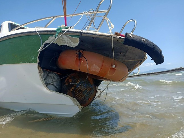 Cục Đăng kiểm Việt Nam cho biết, ngay sau tai nạn, Cục đã rà soát tất cả hồ sơ đăng kiểm phương tiện. Tàu gặp nạn được đóng mới năm 2016, là tàu composit mui hở, công suất chứa 35 khách, hoạt động ở vùng IV (sông, hồ, đầm, vịnh kín). Năm 2019, phương tiện được nâng cấp thành tàu khách cao tốc SB (mọi người vẫn gọi là ca nô) với khoang chứa khách kín, sức chở tối 35 khách và 3 thuyền viên, công suất máy chính 400 CV. (Ảnh: Tiền Phong)