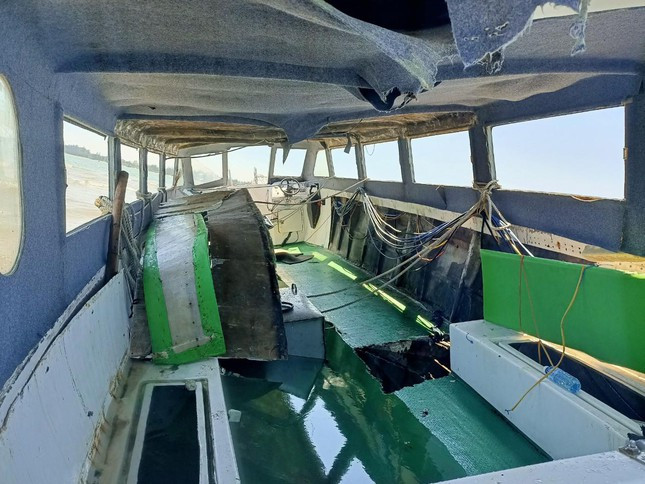 Tàu có tốc độ thiết kế 37 km/h, tương đương 20 hải lý/h, có thiết bị nhận dạng tự động AIS cho phép các tàu trao đổi thông tin về vị trí, hướng, tốc độ. Hệ thống AIS còn giúp trao đổi với các trạm trên bờ được thuận lợi hơn. Tàu được đăng kiểm đúng quy định, tình trạng kỹ thuật thỏa mãn tại lần kiểm tra gần nhất vào ngày 19/1/2022. Thời điểm tàu gặp nạn, giấy chứng nhận đăng kiểm còn hiệu lực. (Ảnh: Tiền Phong). 