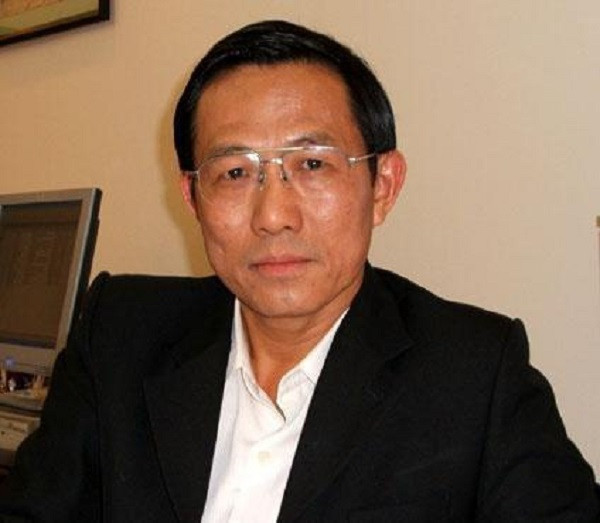 Ông Cao Minh Quang sinh năm 1956 (quê quán huyện Lộc Ninh, tỉnh Sông Bé nay là tỉnh Bình Phước). Ông Quang từng theo học tại trường Đại học Y dược TP HCM. Ông được Thủ tướng Chính phủ bổ nhiệm giữ chức Thứ trưởng Bộ Y tế từ năm 2007 cùng dịp với bà Nguyễn Thị Kim Tiến - Nguyên Bộ trưởng Bộ Y tế. Trước đó, ông Quang giữ chức Cục trưởng Cục Quản lý Dược, Bộ Y tế. 