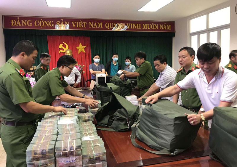 Đồng thời, tạm giữ 2,5 triệu lít xăng, kê biên tạm giữ 16 tàu thủy và nhiều phương tiện khác; tạm giữ số tiền trên 212 tỷ đồng, gần 300.000 đô la Mỹ; phong tỏa 30 tài khoản với số tiền gần 100 tỷ đồng, tạm giữ 51 giấy chứng nhận quyền sử dụng đất và nhiều tài sản có giá trị khác. Bộ trưởng Tô Lâm cho biết, hiện Bộ Công an đang tiếp tục điều tra mở rộng giai đoạn 2 vụ án này.