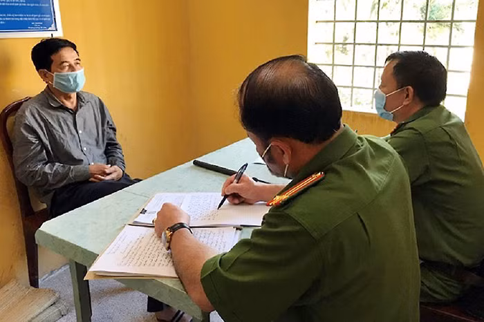 Trước đó, ngày 6/2/2021, Công an tỉnh Đồng Nai phối hợp với các đơn vị nghiệp vụ của Bộ Công an huy động hơn 500 cán bộ, chiến sĩ, chia thành 14 tổ công tác đồng loạt khám xét khẩn cấp nhiều địa điểm, triệt phá chuyên án. Thời điểm bị triệt phá, ước tính khoảng 200 triệu lít xăng giả đã được đường dây này sản xuất ra thị trường. Quá trình điều tra, Công an Đồng Nai đã khởi tố nhiều bị can là chủ doanh nghiệp kinh doanh xăng dầu ở Đồng Nai, Bình Dương, TP HCM, Bà Rịa Vũng Tàu…