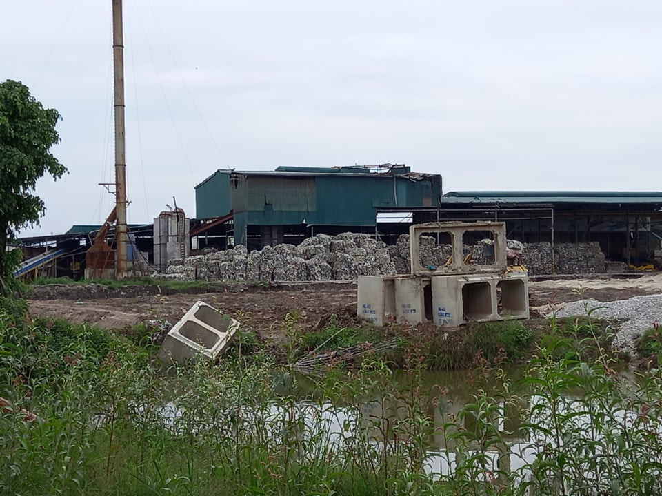 Cận cảnh “núi” rác thải nhựa của công ty Huy Hoàng khiến dân lo ngại - Hình 2 Can canh “nui” rac thai nhua cua cong ty Huy Hoang khien dan lo ngai-Hinh-2