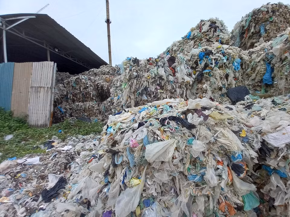 Tuy nhiên đã nhiều tháng trôi qua, “núi rác” hiện vẫn nằm án ngữ tại vị trí trên. Đáng chú ý, khối lượng rác thải nhựa lớn này không được che phủ, rơi vãi ngổn ngang, tiềm ẩn nguy cơ các tạp chất theo nước mưa bị rửa trôi, thẩm thấu ra xung quanh, tiểm ẩn nguy cơ gây ô nhiễm môi trường. 