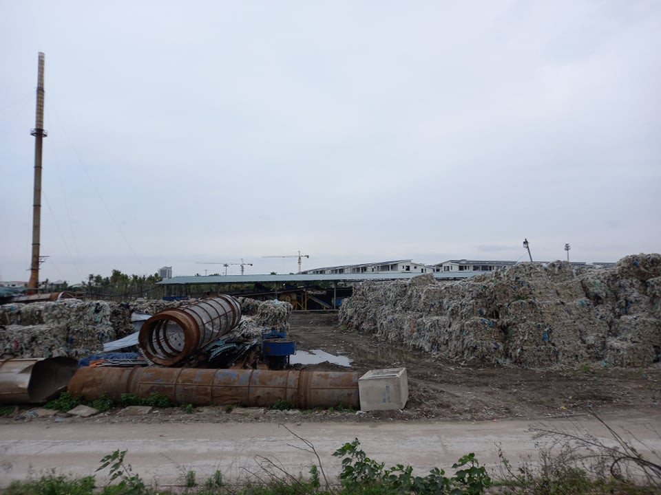 Khu vực tập kết lượng lớn rác thải nhựa của Công ty Huy Hoàng.