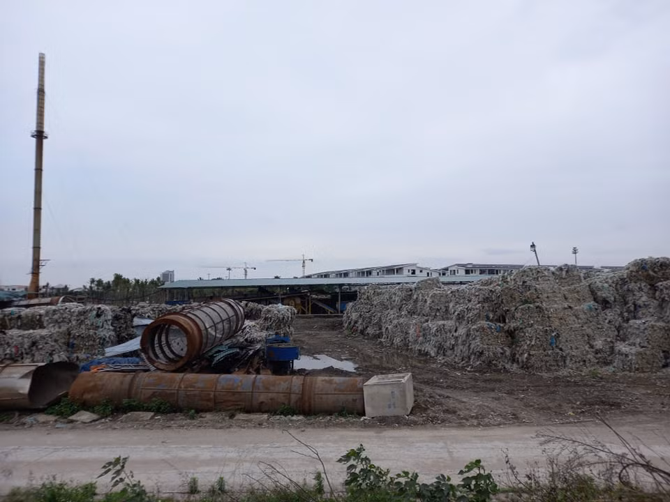 Khu vực tập kết lượng lớn rác thải nhựa của Công ty Huy Hoàng.