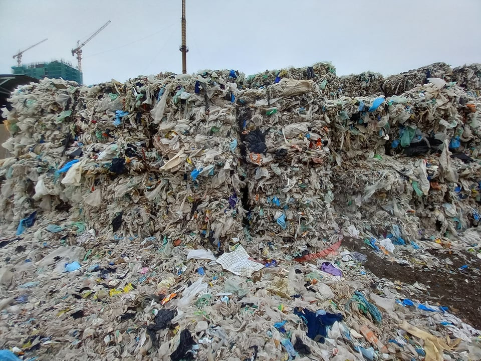 Một người dân địa phương cho biết, khoảng 2 đến 3 năm về trước, khi bãi rác Soi Nam chưa được xử lý, mỗi khi trời mưa, rác thải bốc mùi rất khó chịu. Từ ngày rác thải được Công ty Huy Hoàng xử lý thì không bị mùi nữa. Tuy nhiên, việc phế liệu để sừng sững gần khu dân cư khiến người dân lo lắng ảnh hưởng đến môi trường và mất mỹ quan thành phố. 