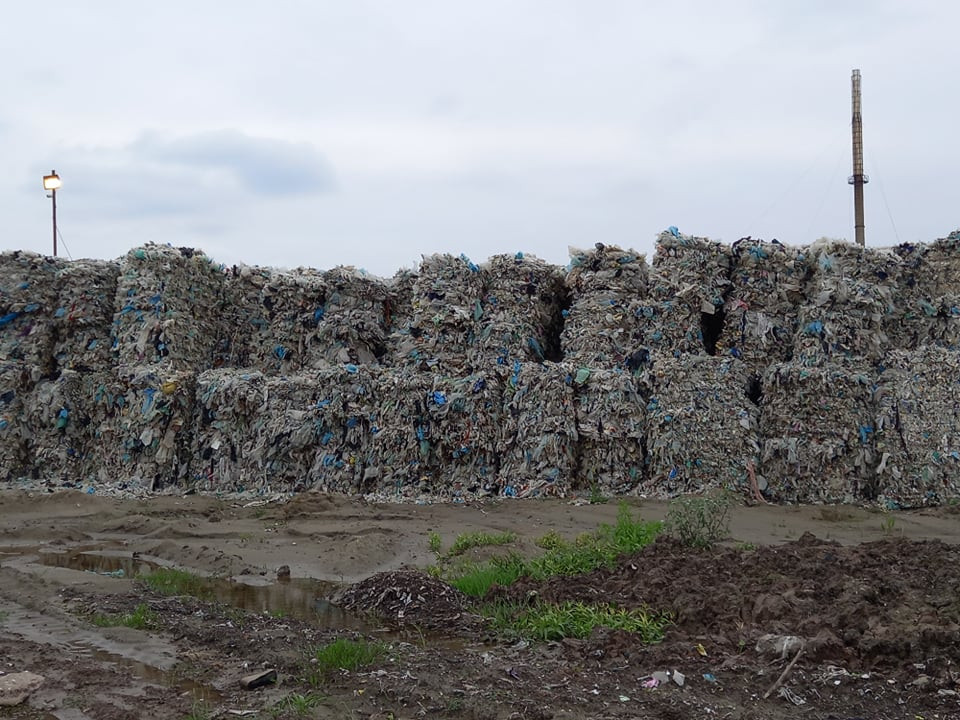 Công ty Huy Hoàng sau đó có công văn gửi Sở Tài nguyên và Môi trường, Sở NN&amp;PTNT Hải Dương cam kết chậm nhất giữa tháng 7/2021 sẽ chuyển toàn bộ lượng nilon đang tập kết đi xử lý.