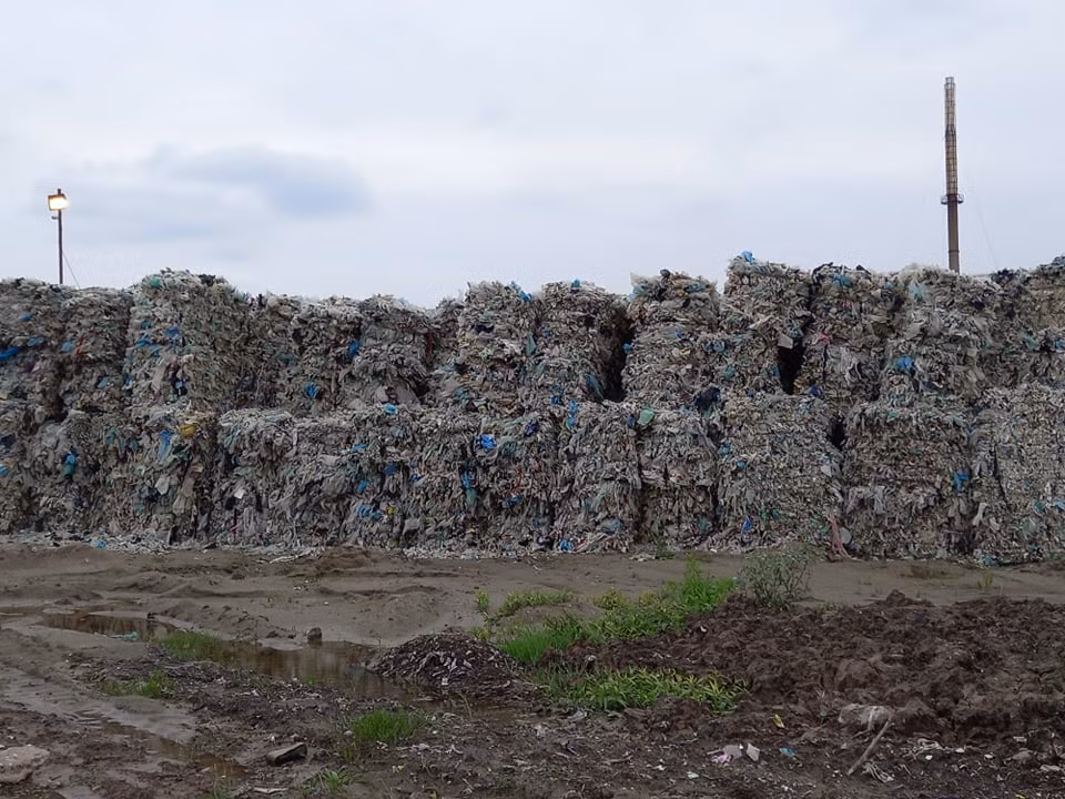 Công ty Huy Hoàng sau đó có công văn gửi Sở Tài nguyên và Môi trường, Sở NN&amp;PTNT Hải Dương cam kết chậm nhất giữa tháng 7/2021 sẽ chuyển toàn bộ lượng nilon đang tập kết đi xử lý.
