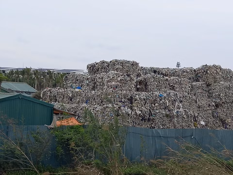 Cận cảnh khu vực tập kết rác thải nhựa.