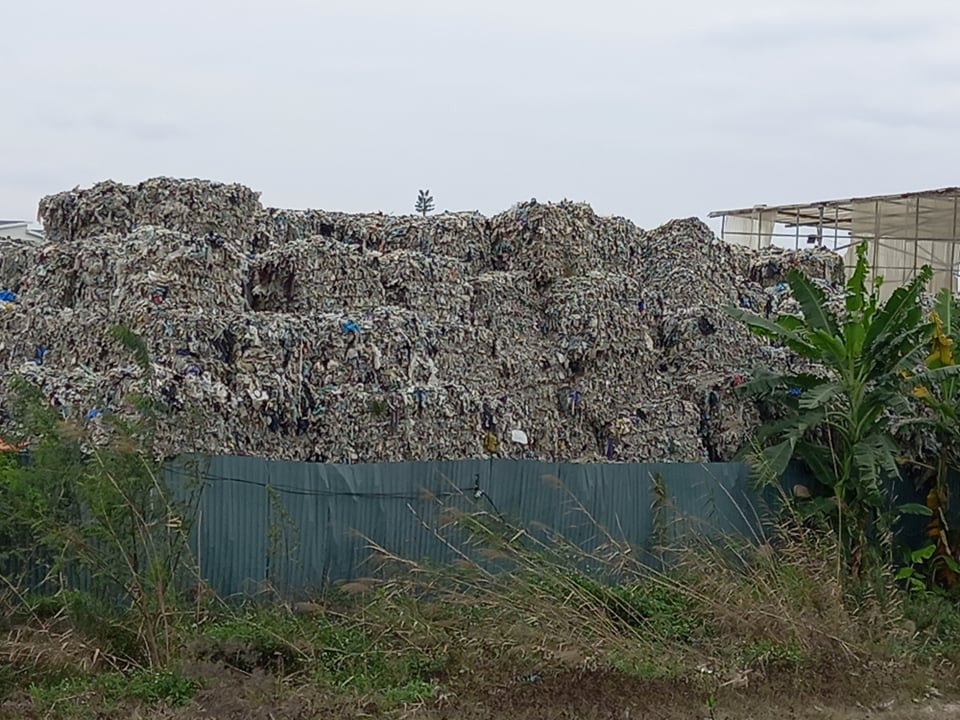 Nilon ở đây được đóng thành kiện, xếp thành dãy cao từ 3-4m