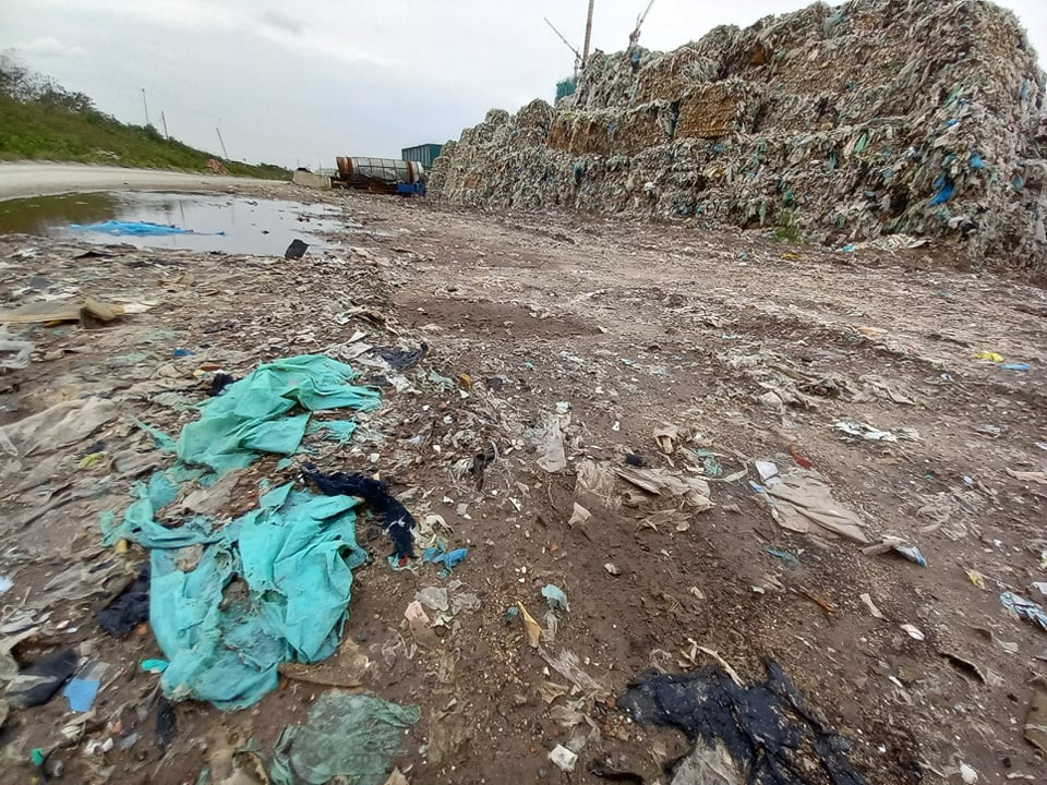 Ông Phùng Văn Huy, đại diện Công ty Huy Hoàng cho biết, đơn vị đã rất nỗ lực xử lý rác thải trong thời gian ngắn nhất nhưng cũng gặp phải không ít khó khăn đang phải tháo gỡ. “Chúng tôi đã đề nghị với các cấp lãnh đạo cho thuê hoặc mượn một khu đất nào đó trong quy hoạch của tỉnh để đơn vị mở cơ sở tái chế nilon nhưng chưa được phê duyệt vì còn liên quan đến nhiều sở, ngành”, ông Huy nói. 