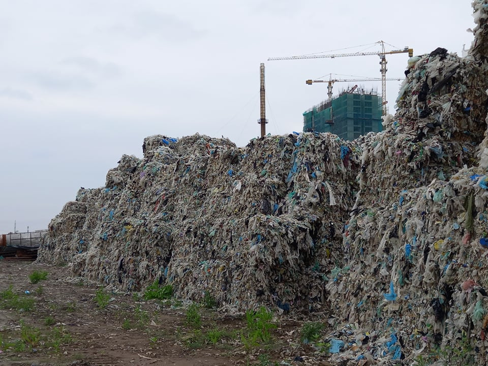 Khảo sát vào giữa năm 2021, Sở Tài nguyên và Môi trường tỉnh Hải Dương cho biết, Công ty Huy Hoàng đang tập kết khoảng 5000 tấn nilon (3.000 tấn trong hành lang đê Thái Bình và khoảng 2000 tấn trong khuôn viên công ty). 