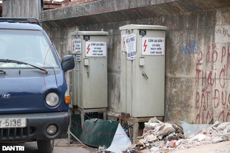 Một số bốt điện được đặt đúng vị trí khi chưa bị di chuyển tại khu vực đê Âu Cơ.