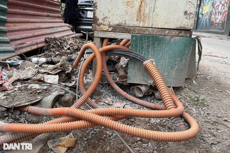 Nhiều đường dây điện không được chôn ngầm mà nằm lộ thiên ngay mặt đất gây nguy hiểm.